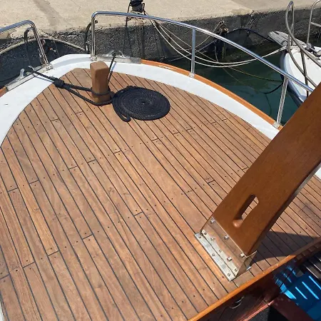 Gringo Boat Botel *