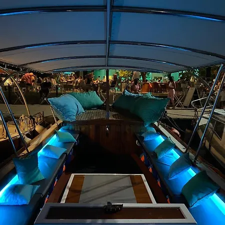 Gringo Boat Botel